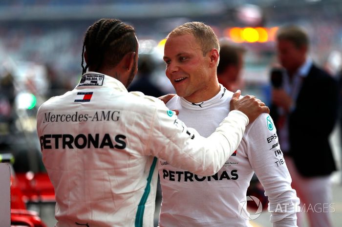 Lewis Hamilton, Mercedes AMG F1, celebra en parc ferme, con Valtteri Bottas, Mercedes AMG F1
