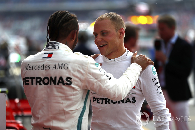Lewis Hamilton, Mercedes AMG F1, festeggia la vittoria nel parco chiuso, con Valtteri Bottas, Mercedes AMG F1