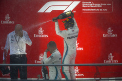 Yarışın kazananı Lewis Hamilton, Mercedes AMG F1, ikinci Valtteri Bottas, Mercedes AMG F1, ve Dr Dieter Zetsche, CEO, Mercedes Benz, şampanya ile podyumda kutlama yapıyor
