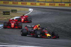 Макс Ферстаппен, Red Bull Racing RB14 попереду Кімі Райкконена, Ferrari SF71H та Себастьяна Феттеля, Ferrari SF71H
