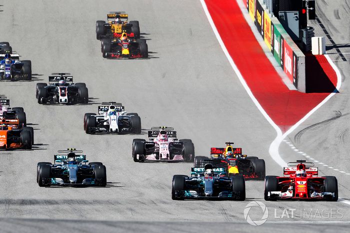 Lewis Hamilton, Mercedes AMG F1 W08, Sebastian Vettel, Ferrari SF70H