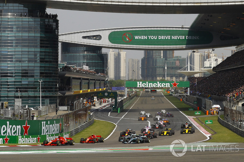 Sebastian Vettel, Ferrari SF71H, leads Kimi Raikkonen, Ferrari SF71H, Valtteri Bottas, Mercedes AMG F1 W09, Lewis Hamilton, Mercedes AMG F1 W09, Max Verstappen, Red Bull Racing RB14 Tag Heuer, and the rest of the field at the start of the race