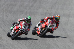 Chaz Davies, Aruba.it Racing-Ducati SBK Team supera Eugene Laverty, Milwaukee Aprilia in T2