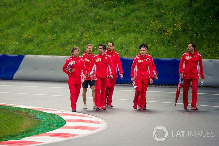 Sebastian Vettel, Ferrari, recorre la pista con el equipo