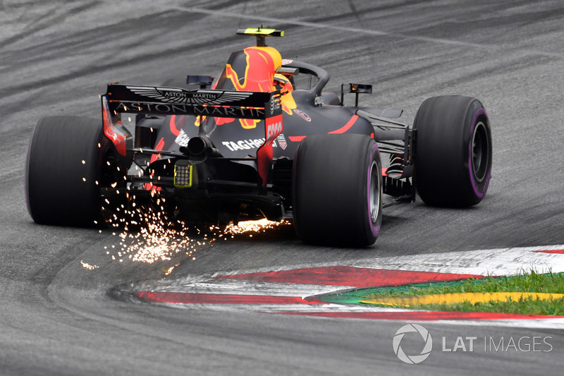 Max Verstappen, Red Bull Racing RB14 saca chispas