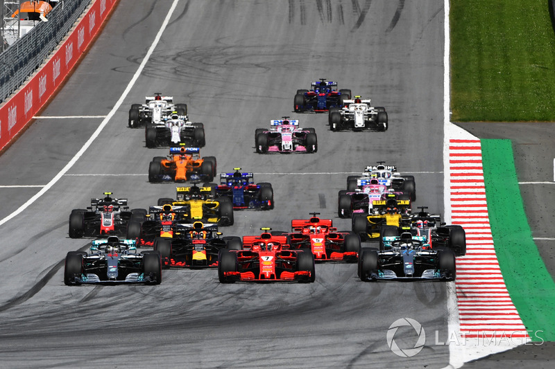 Lewis Hamilton, Mercedes-AMG F1 W09, Valtteri Bottas, Mercedes-AMG F1 W09 e Kimi Raikkonen, Ferrari SF71H, in lotta alla partenza della gara