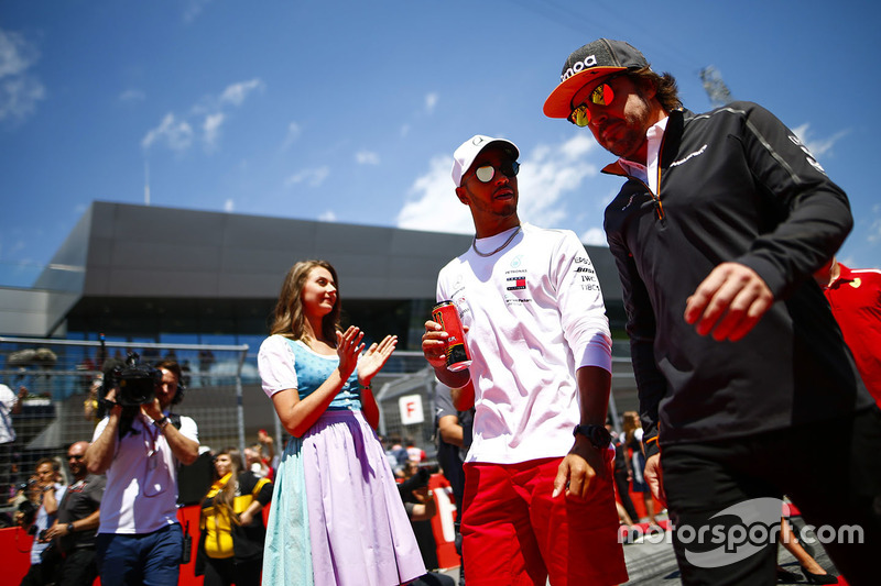 Lewis Hamilton, Mercedes AMG F1 y Fernando Alonso, McLaren, hablan antes del desfile de pilotos