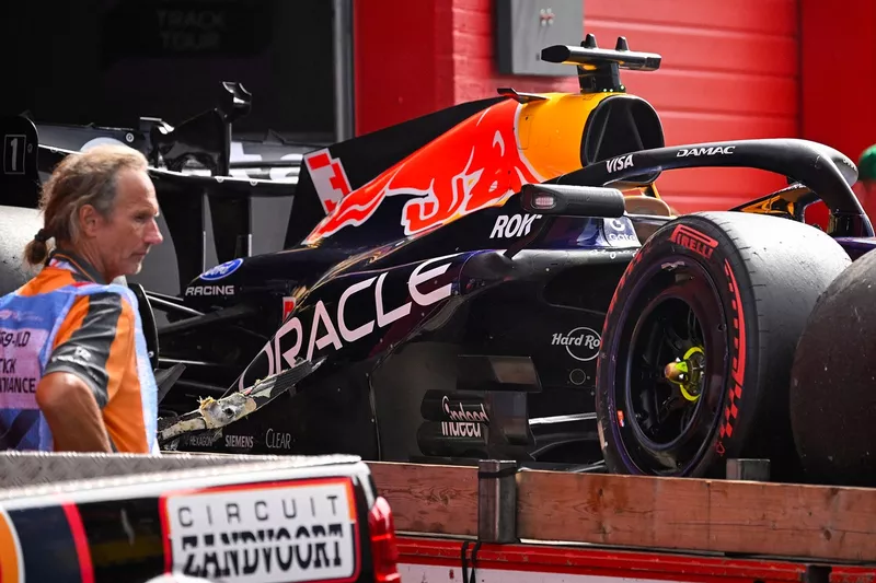 la voiture accidentée de Max Verstappen, le pilote néerlandais de Red Bull Racing