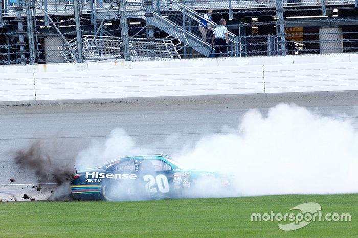 Ganador de la carrera Erik Jones, Joe Gibbs Racing Toyota