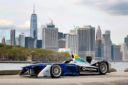 Formel-E-Auto vor der Skyline von Manhattan, New York City