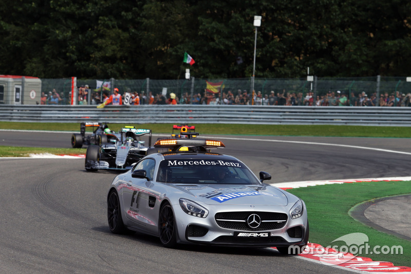 Nico Rosberg, Mercedes AMG F1 W07 Hybrid al comando dietro alla Safety Car FIA