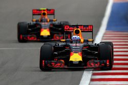 Daniel Ricciardo, Red Bull Racing RB12 y Daniil Kvyat, Red Bull Racing RB12