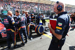 Эдриан Ньюи, технический директор Red Bull Racing смотрит на машину Scuderia Toro Rosso STR11 Макса