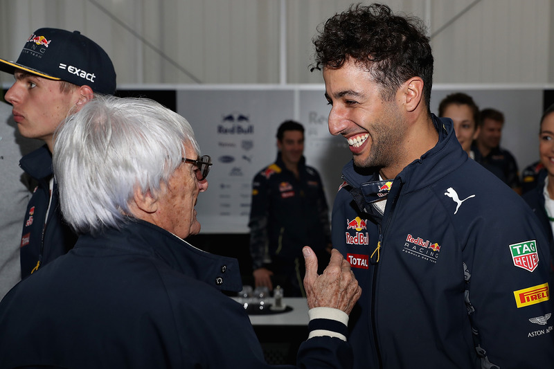 Jefe supremo de la F1 Bernie Ecclestone es celebrado por su cumpleaños por Daniel Ricciardo, Red Bull Racing