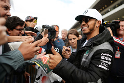 Lewis Hamilton, Mercedes AMG F1 signs autographs for the fans