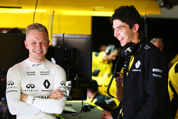 Kevin Magnussen, Renault Sport F1 Team met testrijder Esteban Ocon