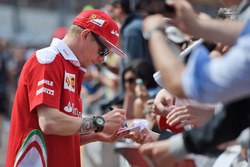 Kimi Raikkonen, Ferrari firma de autógrafos para los fans