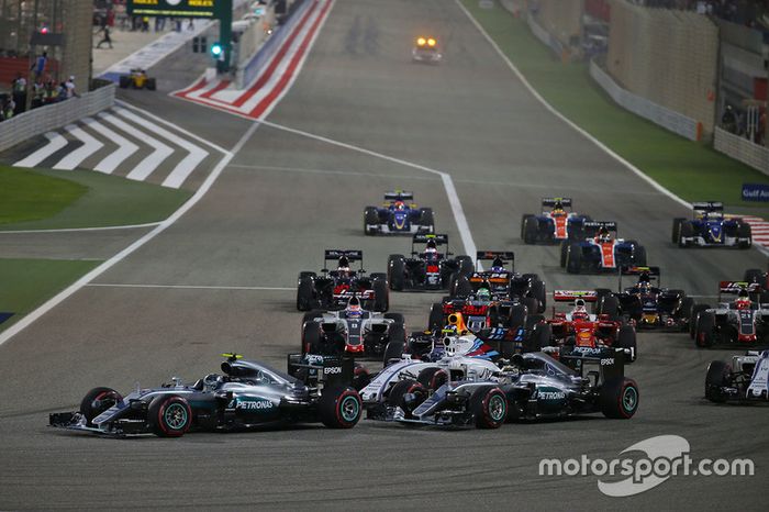 Arrancada: Nico Rosberg, Mercedes AMG F1 Team W07 y Lewis Hamilton, Mercedes AMG F1 Team W07