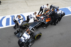 Jenson Button, McLaren MP4-31 in the pits
