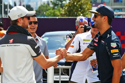 (Зліва направо): Ромен Грожан, Haas F1 Team та Даніель Ріккардо, Red Bull Racing на параді пілотів