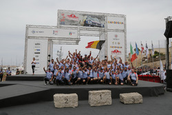 Ganadores Thierry Neuville, Nicolas Gilsoul, Hyundai i20 WRC, Hyundai Motorsport con el equipo