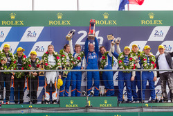 Подіум LMP2: переможці - #36 Signatech Alpine A460: Густаво Менезес, Ніколя Лап'єрр, Стефан РІшельмі