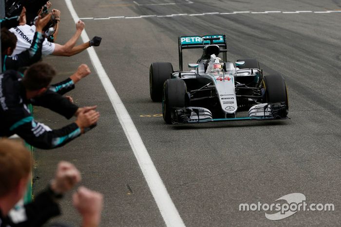 Lewis Hamilton venceu a quarta corrida seguida, a sexta do ano e disparou na liderança antes das férias de verão da F1.
