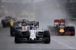 Валттери Боттас, Williams FW38, едет впереди Макса Ферстаппена, Red Bull Racing RB12 и Паскаля Верля