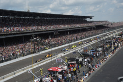 Старт: Джеймс Хинчклифф, Schmidt Peterson Motorsports Honda leads