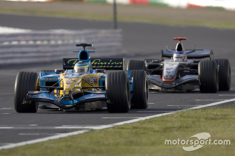 Giancarlo Fisichella, Renault R25, leads Kimi Raikkonen, McLaren Mercedes MP4-20