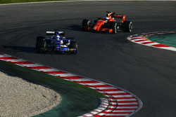 Marcus Ericsson, Sauber C36, devant Fernando Alonso, McLaren MCL32