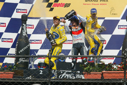 Podio: ganador carrera Makoto Tamada, Honda, segunda plaza Max Biaggi, Honda, tercera plaza Nicky Ha