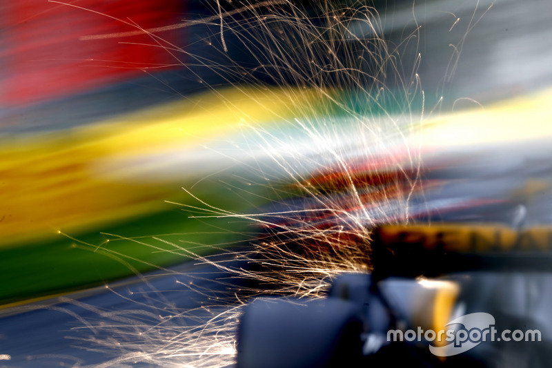 Daniel Ricciardo, Red Bull Racing RB13 fait des étincelles