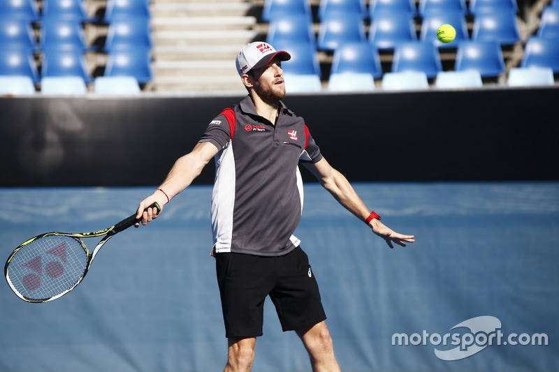 Romain Grosjean, Haas F1 Team, juega ante el Campeón paralímpico australiano, Dylan Alcott