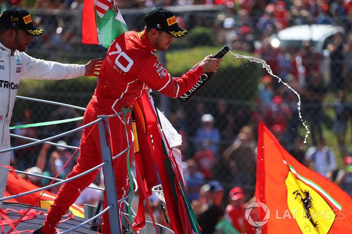 Podio: ganador de la carrera Lewis Hamilton, Mercedes AMG F1 y el tercer lugar Sebastian Vettel, Ferrari