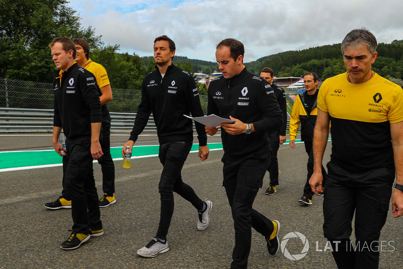 Jolyon Palmer, Renault Sport F1 Team walks the track