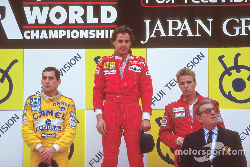 Podio: ganador de la carrera Gerhard Berger, Ferrari, segundo lugar Ayrton Senna, Team Lotus, tercer lugar Stefan Johansson, McLaren, con Jean-Marie Balestre, presidente de la FIA