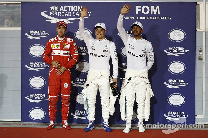 Ganador de la pole Valtteri Bottas, Mercedes AMG, segundo Lewis Hamilton, Mercedes AMG, y tercero Sebastian Vettel, Ferrari