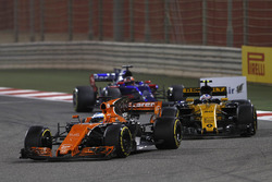 Fernando Alonso, McLaren MCL32, Jolyon Palmer, Renault Sport F1 Team RS17 y Daniil Kvyat, Scuderia T