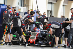 Arrêt au stand de Romain Grosjean, Haas F1 Team VF-17