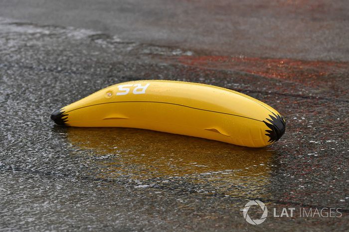 Una plátano hinchable en el pitlane