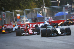 Lewis Hamilton, Mercedes AMG F1 W08 voor Sebastian Vettel, Ferrari SF70H