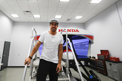 Фернандо Алонсо работает на симуляторе Honda Performance Development