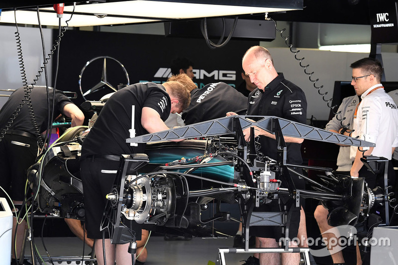Шасі і передні гальма Mercedes AMG F1 W08
