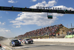 Le départ de la finale avec Petter Solberg, PSRX Volkswagen Sweden, VW Polo GTi , et Mattias Ekström, EKS, Audi S1 EKS RX Quattro, en première ligne