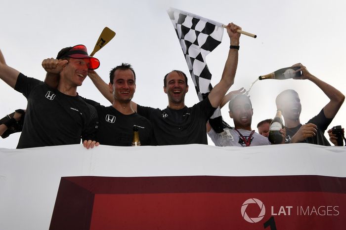 Equipo McLaren celebra en la carrera de balsas