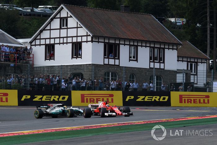 Kimi Raikkonen, Ferrari SF70H lidera aLewis Hamilton, Mercedes-Benz F1 W08