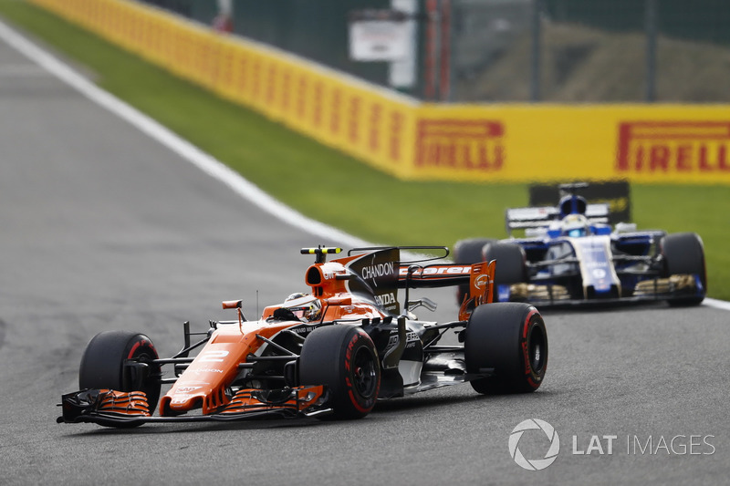 Stoffel Vandoorne, McLaren MCL32 en Marcus Ericsson, Sauber C36