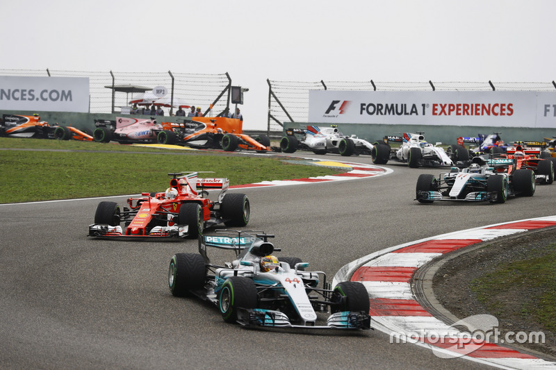 Lewis Hamilton, Mercedes AMG F1 W08, devance Sebastian Vettel, Ferrari SF70H, Valtteri Bottas, Mercedes AMG F1 W08, Kimi Raikkonen, Ferrari SF70H, Nico Hulkenberg, Renault Sport F1 Team RS17