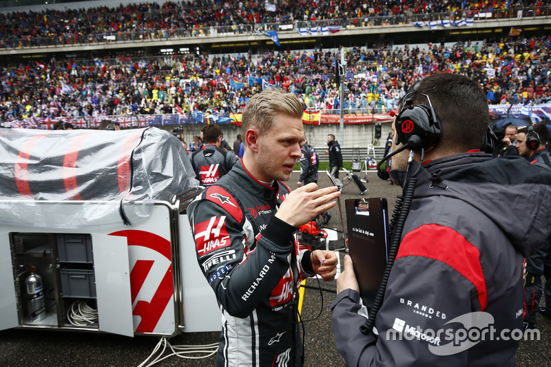 Kevin Magnussen, Haas F1 Team, en la parrilla